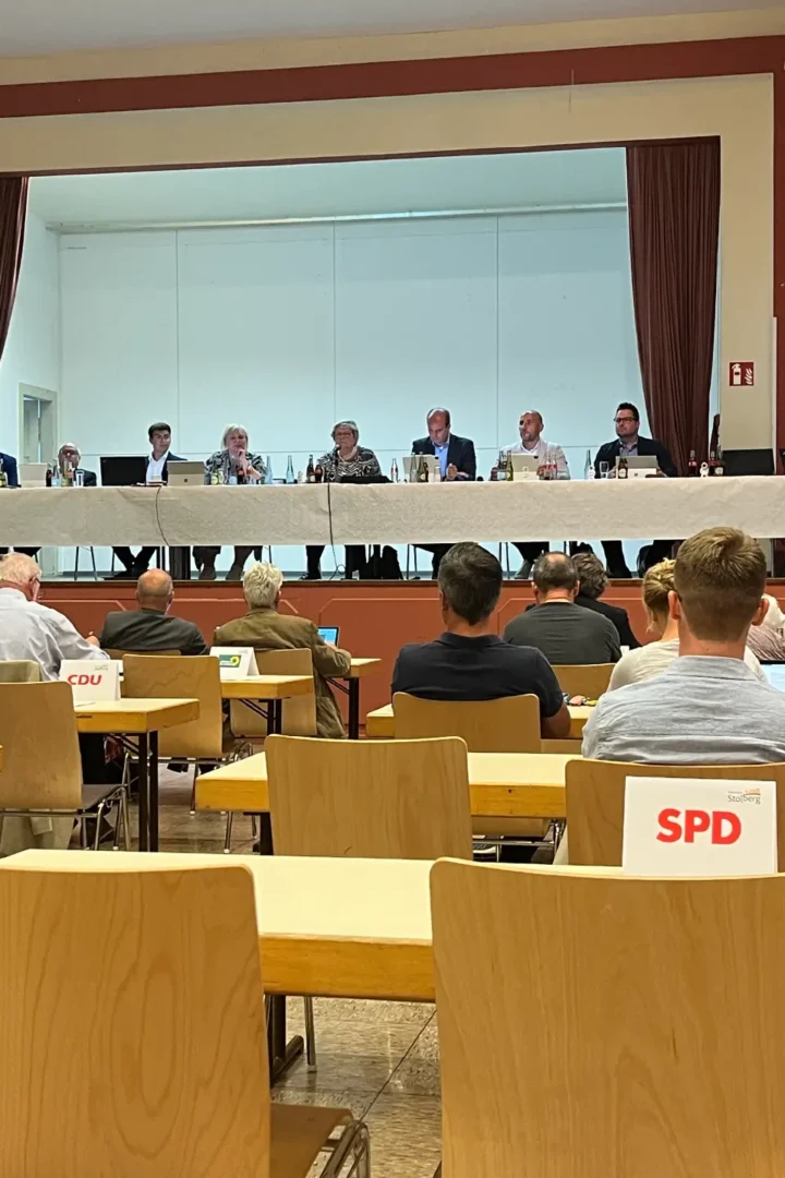 Versammlung der Parteien im Rathaus