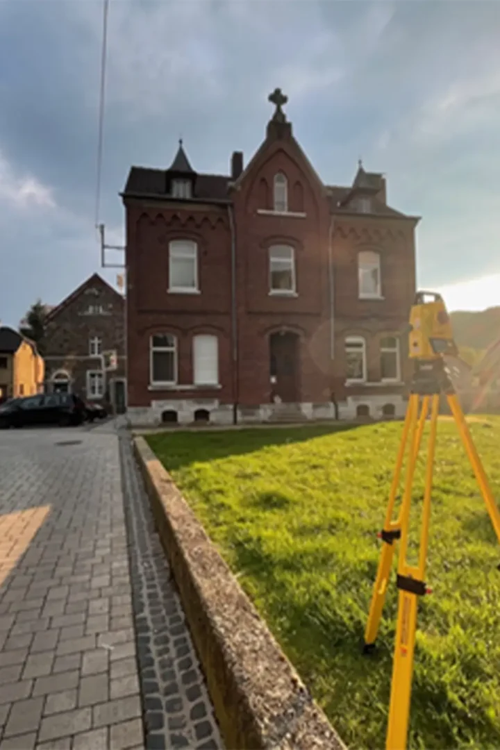 Aufmaßgerät vor einem Haus stehend