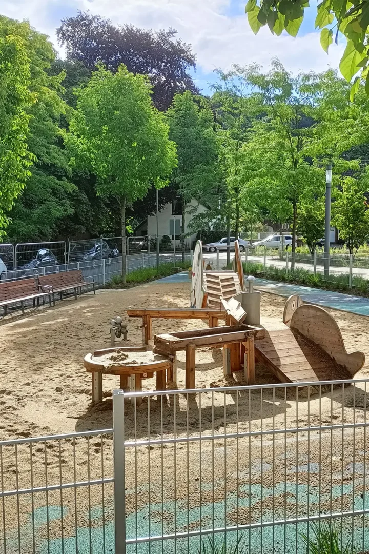 Spielplatzgelände mit Umzäunung