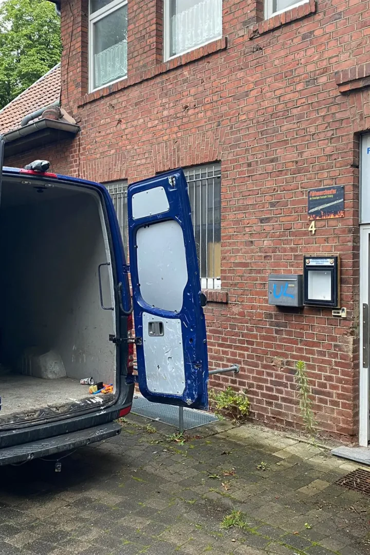 Kastenwagen vor dem Gebäude des Spielmannszug der freiwiliigen Feuerwehr