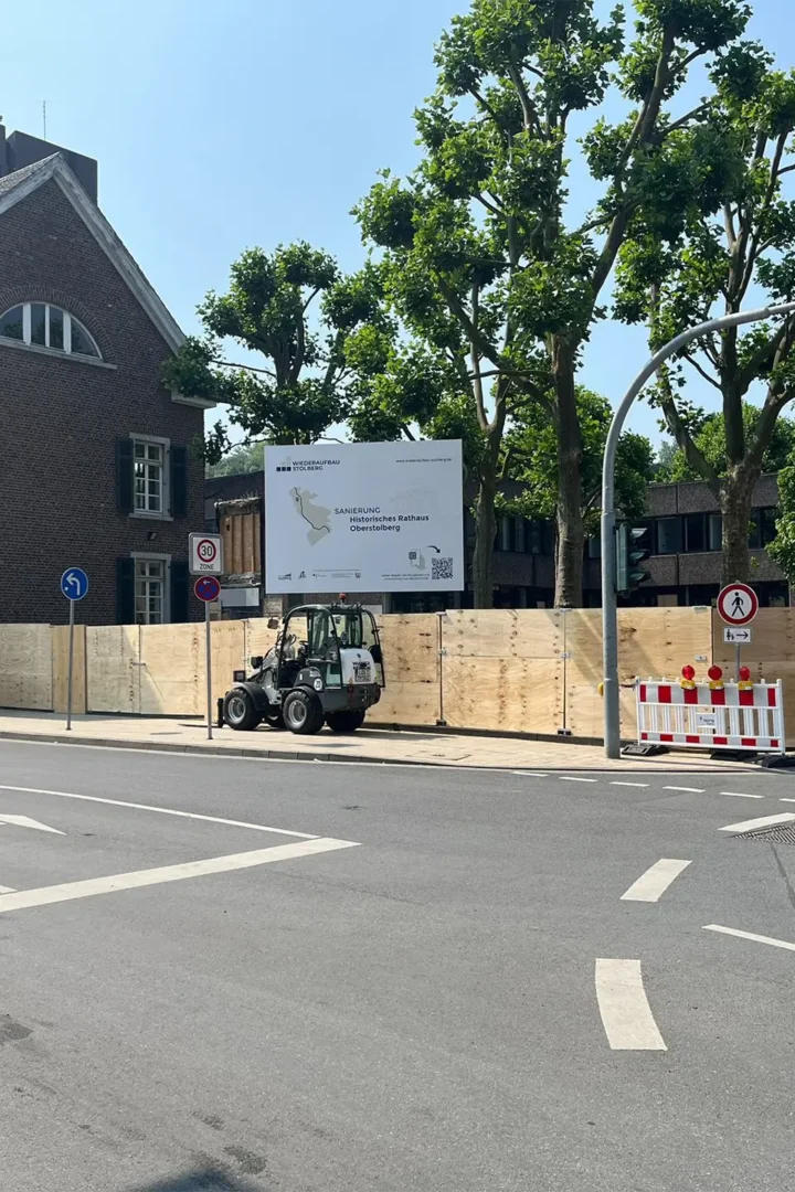 Bauzaunbanner vor dem Gelände des Rathauses Stolberg