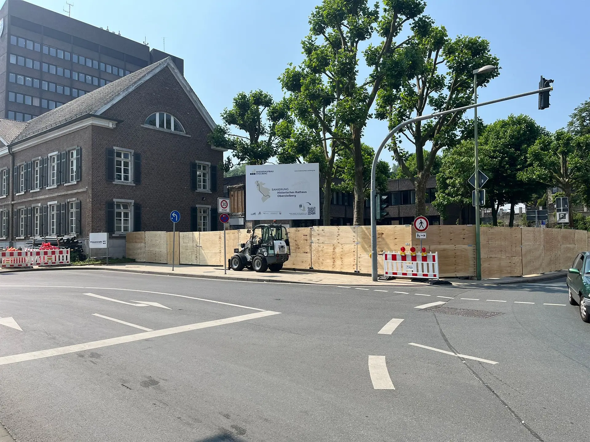 Bauzaunbanner vor dem Gelände des Rathauses Stolberg