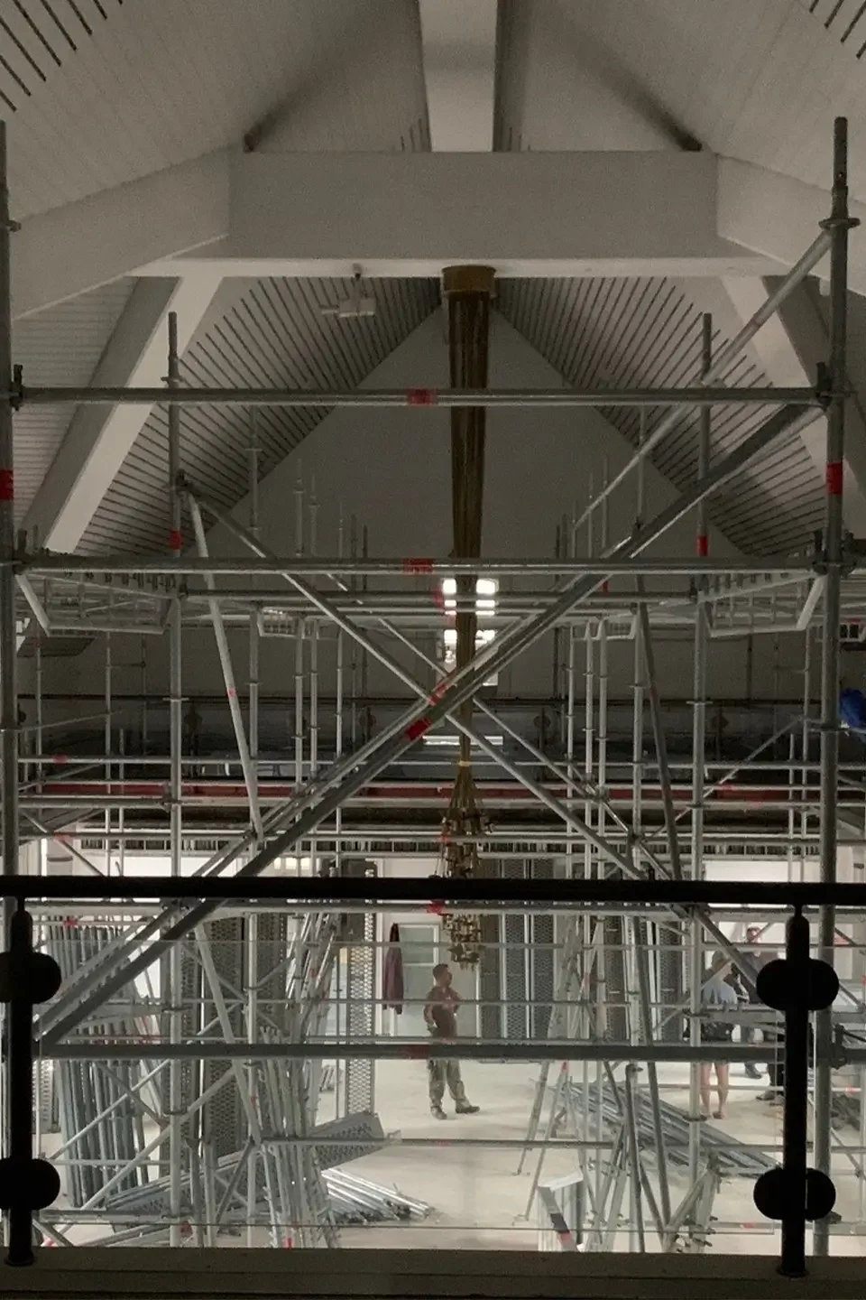 Gerüst im historischen Rathaus mit Sicht auf die Decke