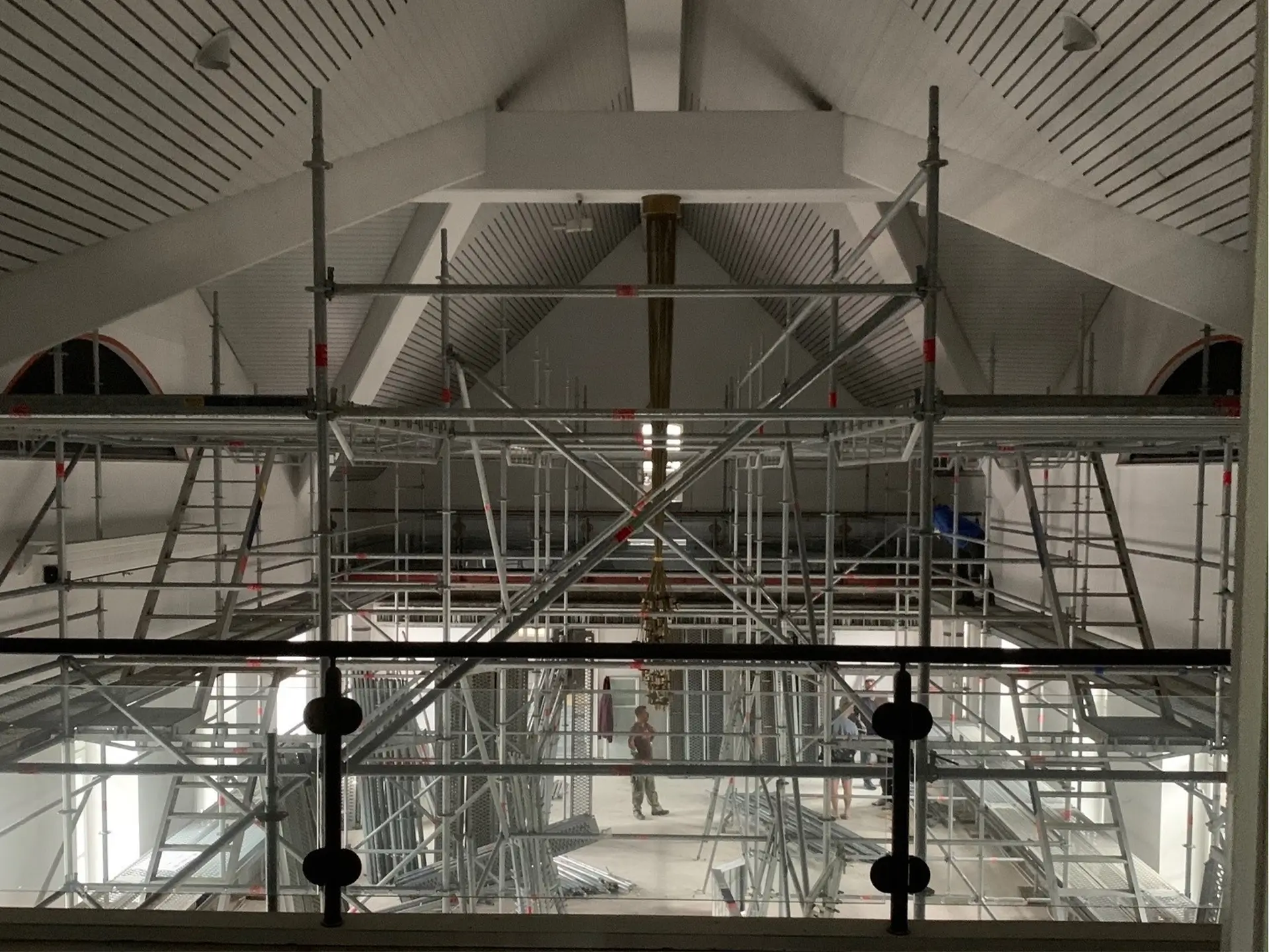 Gerüst im historischen Rathaus mit Sicht auf die Decke