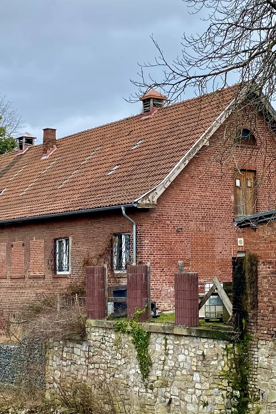 Älteres Haus von Außen neben einen Fluss