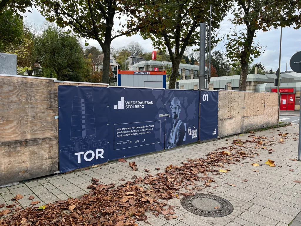 Banner auf dem Baustellenzaun vor dem Rathaus in Stolberg