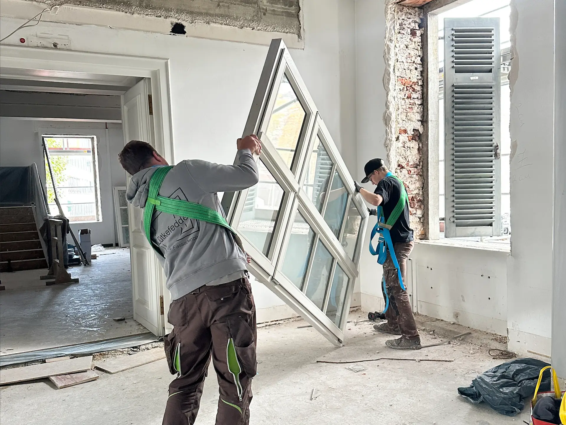 Arbeiter setzen neue Fenster ein