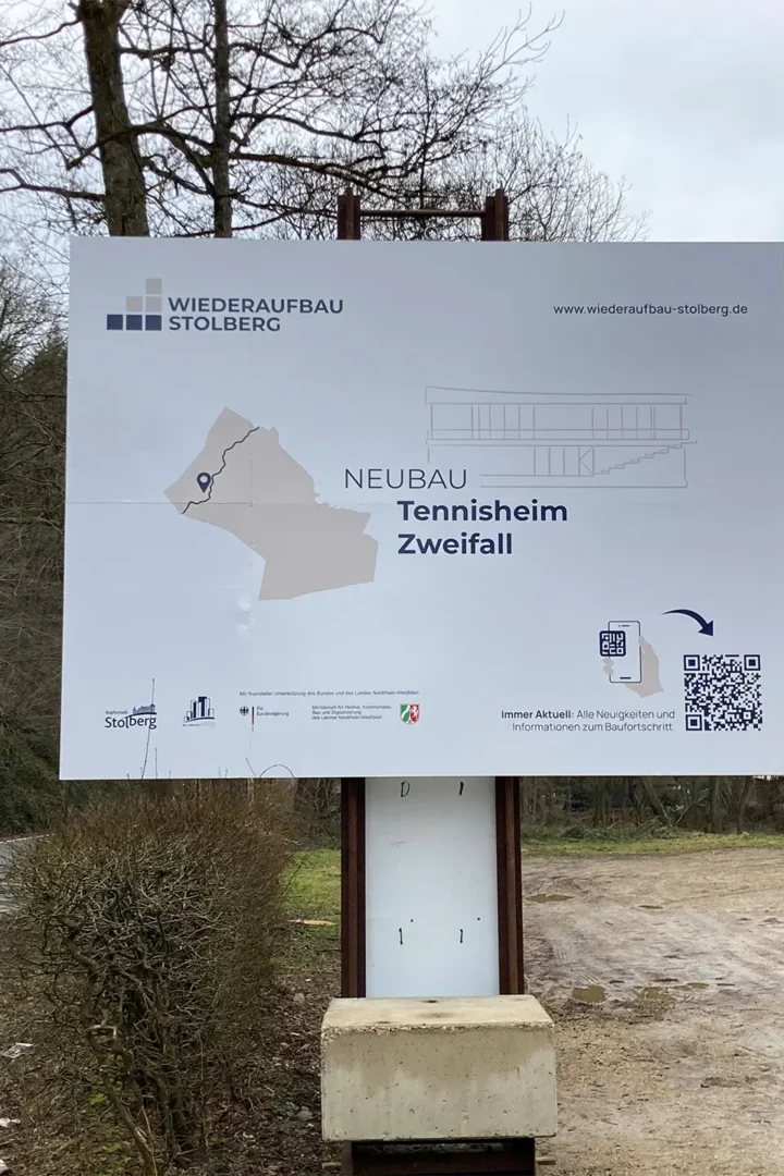 Baustellenschild vor einer Baustelle