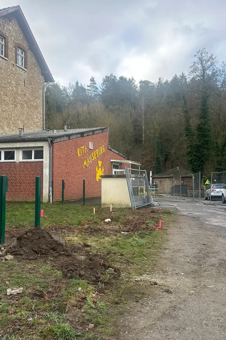 Das alte Kitagebäude mit einem Bauzaun