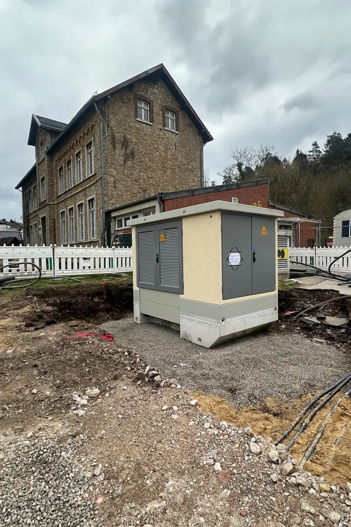 Trafohäuschen vor Gebäude