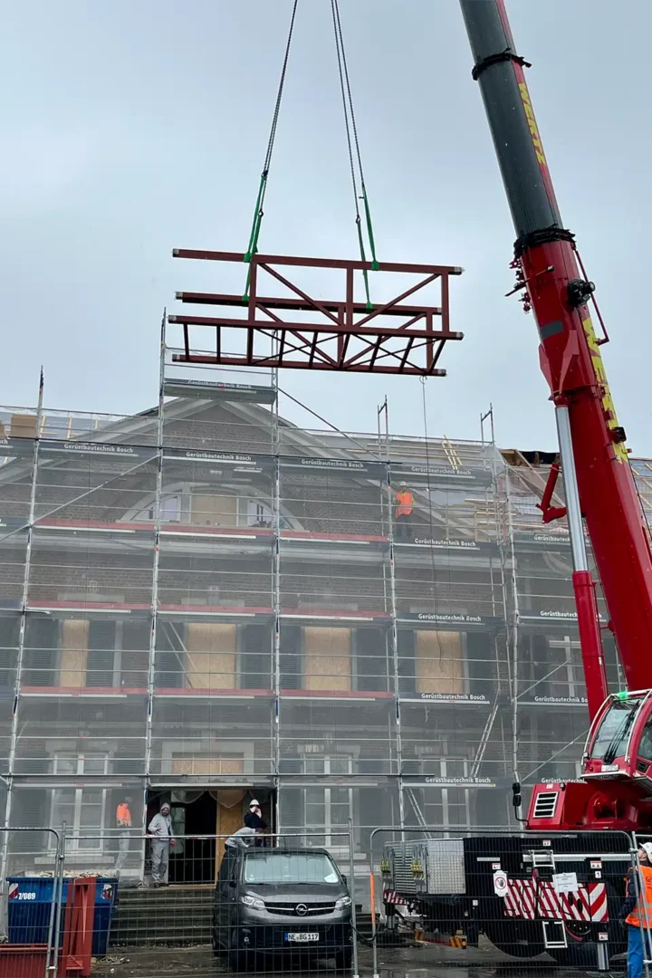 Einbau der Ratssaalbrücke durch das Dach