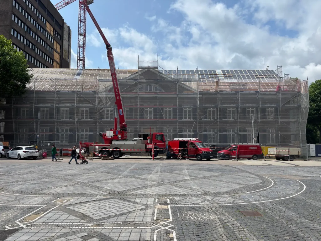 Historisches Rathaus mit Abdeckung und Kran im Vordergrund