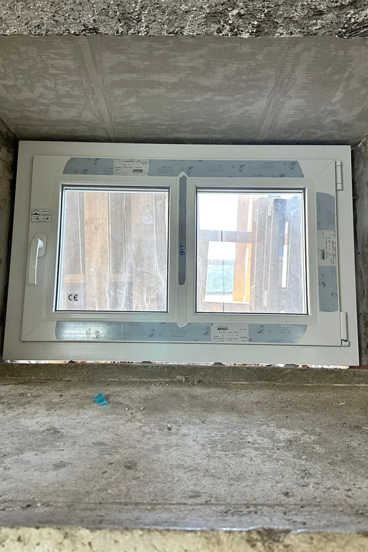 Flutschutzfenster eingesetzt in Wand