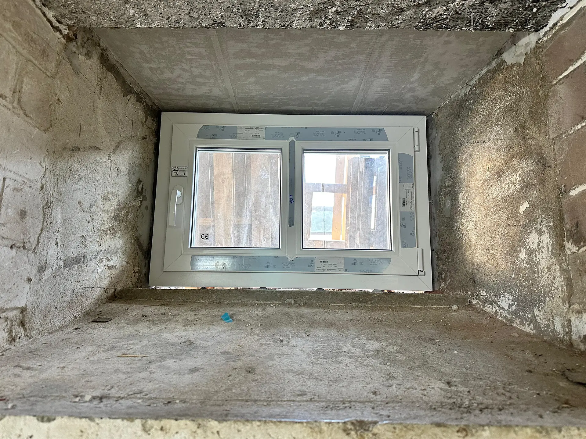 Flutschutzfenster eingesetzt in Wand