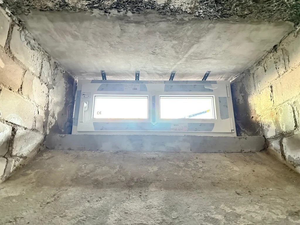 Flutschutzfenster eingesetzt in Wand