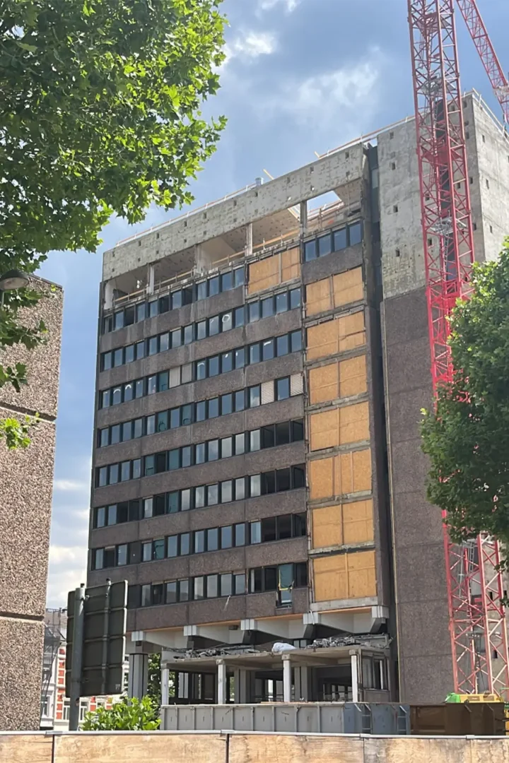 Rathaus Stolberg mit Kran und Bäumen im Vordergrund