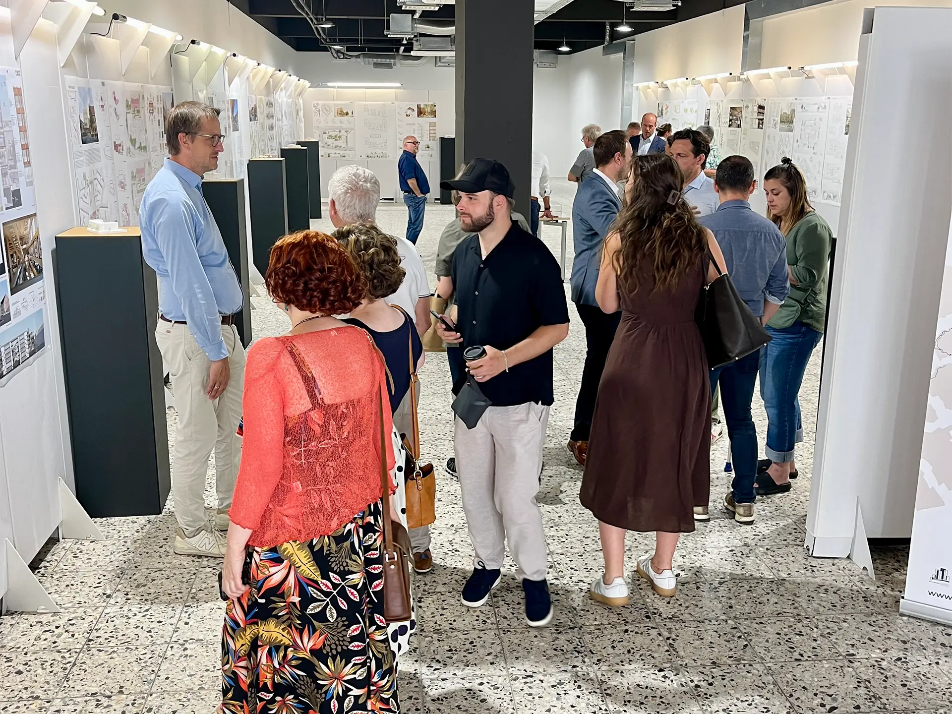 Menschen laufen durch eine Ausstellung