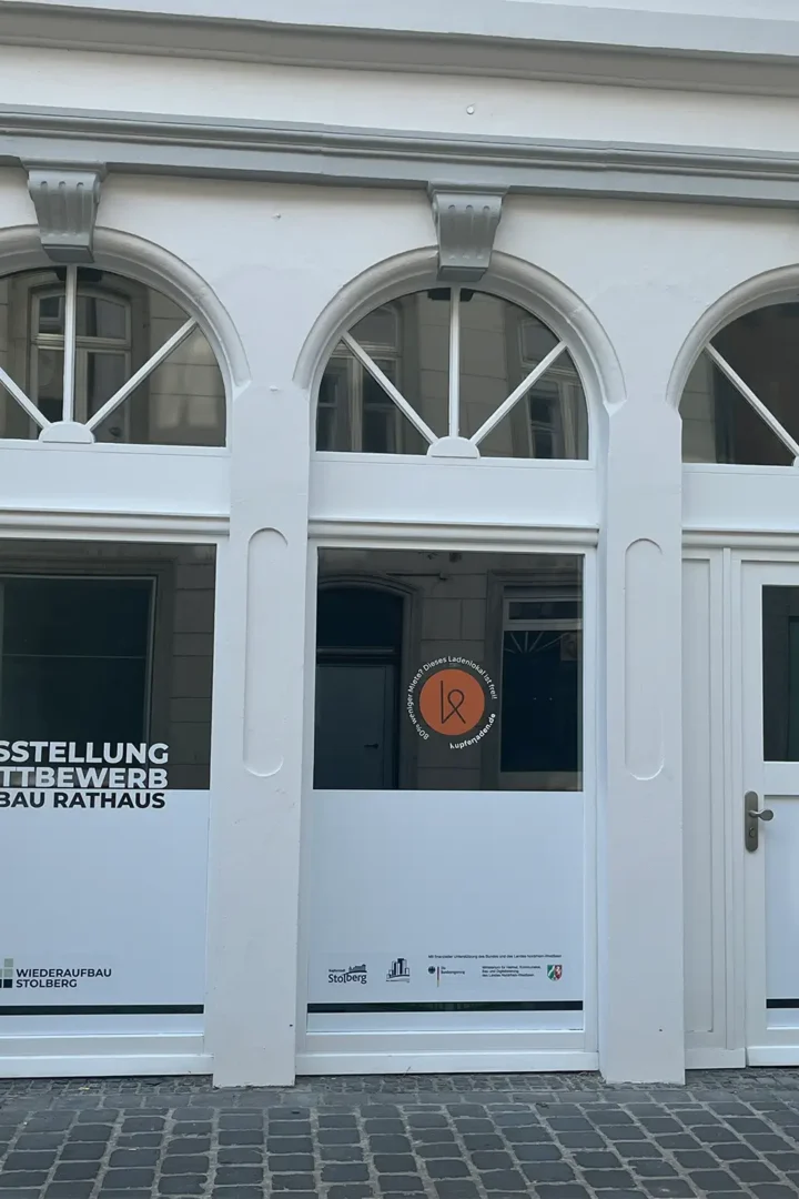 Gebäudefront, an der die Ergebnisse den Wettbewerbs des Wiederaufbaus ausgestellt werden