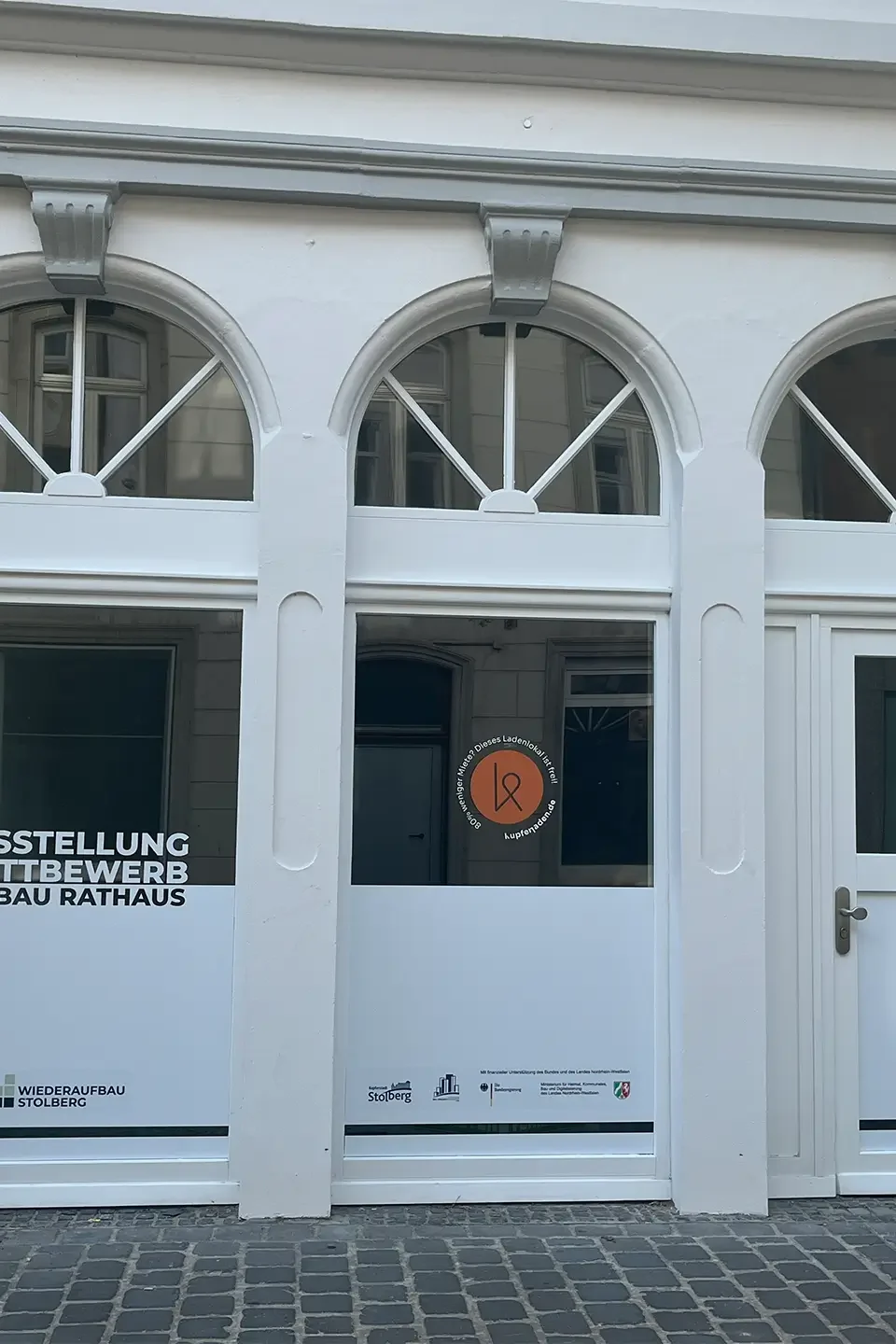 Gebäudefront, an der die Ergebnisse den Wettbewerbs des Wiederaufbaus ausgestellt werden