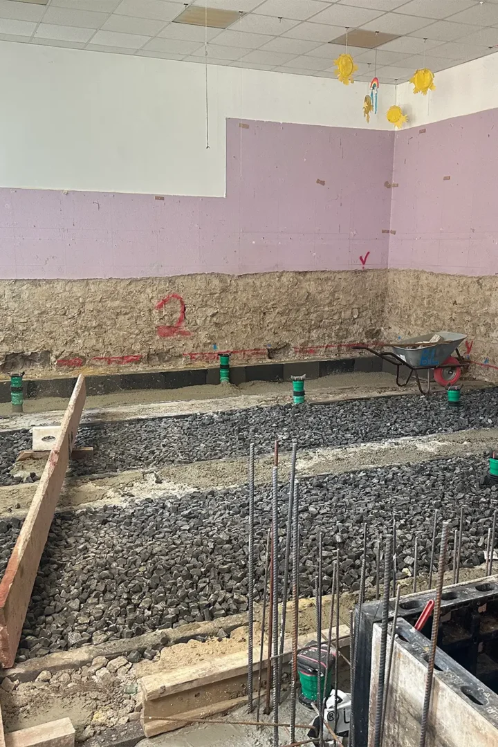 Bauarbeiten an einem Boden in einem Gebäude