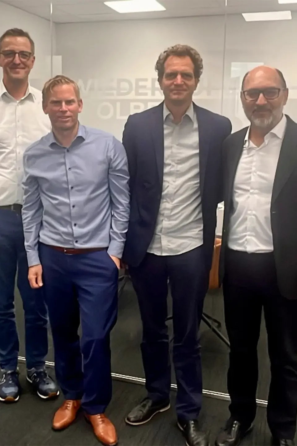 Vier Männer lächeln in die Kamera
