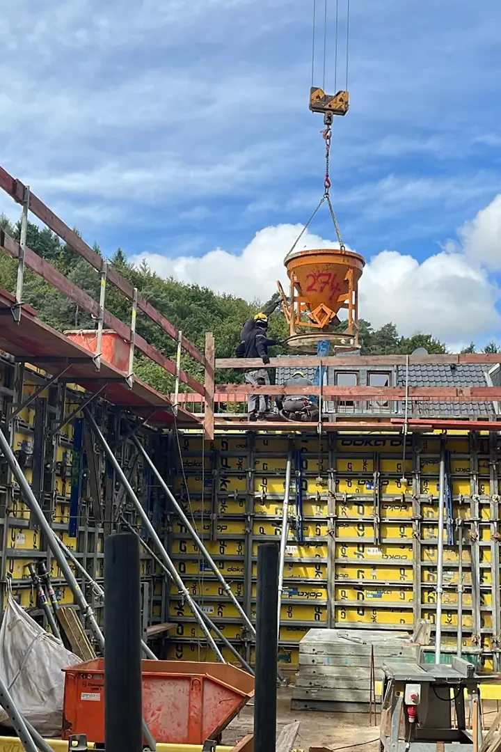 Betonarbeiten auf einer Baustelle mit Schalungssystem und Kran – Wiederaufbau der Kita Vicht in Stolberg.