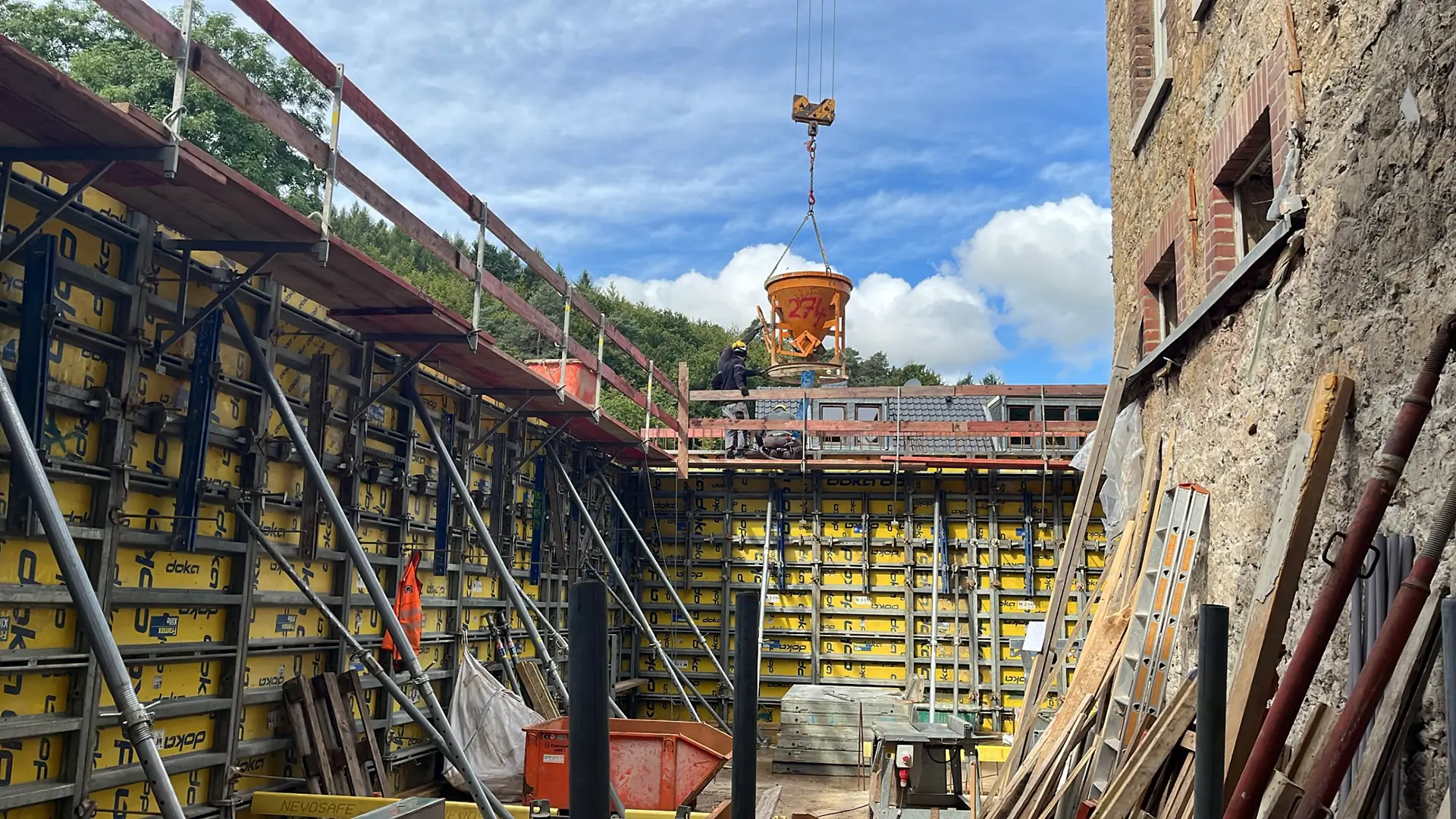 Betonarbeiten auf einer Baustelle mit Schalungssystem und Kran – Wiederaufbau der Kita Vicht in Stolberg.