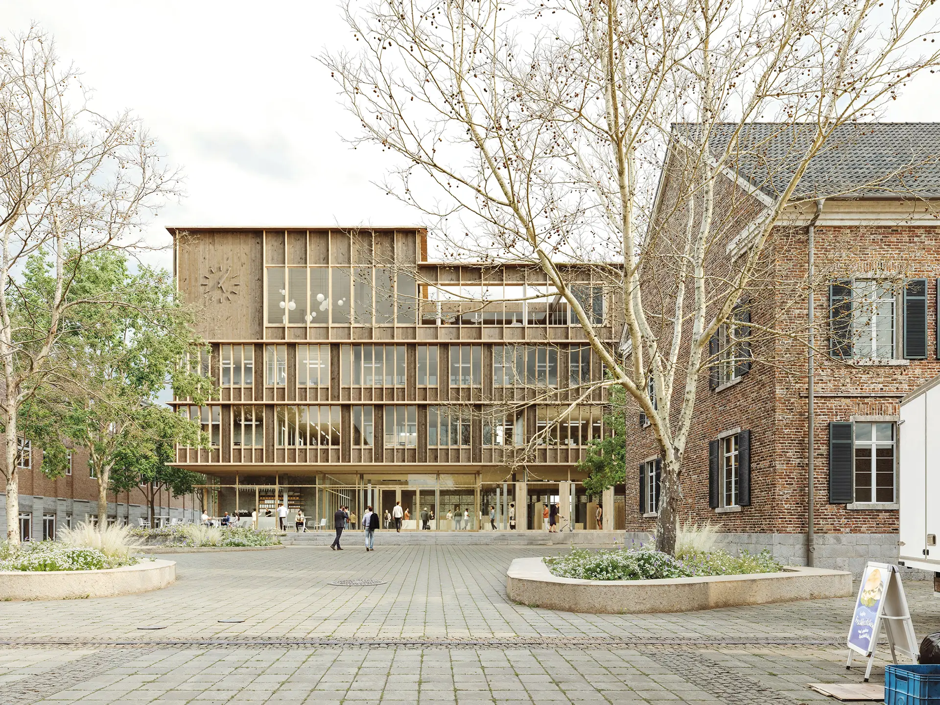 Visualisierung der Fassade des neuen Rathauses Stolberg mit Holzstruktur und großflächigen Glasfronten am Kaiserplatz.