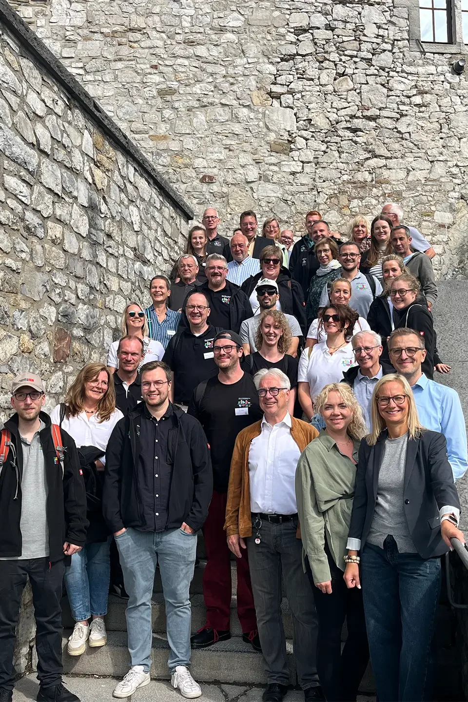Gruppenfoto beim Austausch des Wiederaufbau Stolberg Teams vor historischer Kulisse
