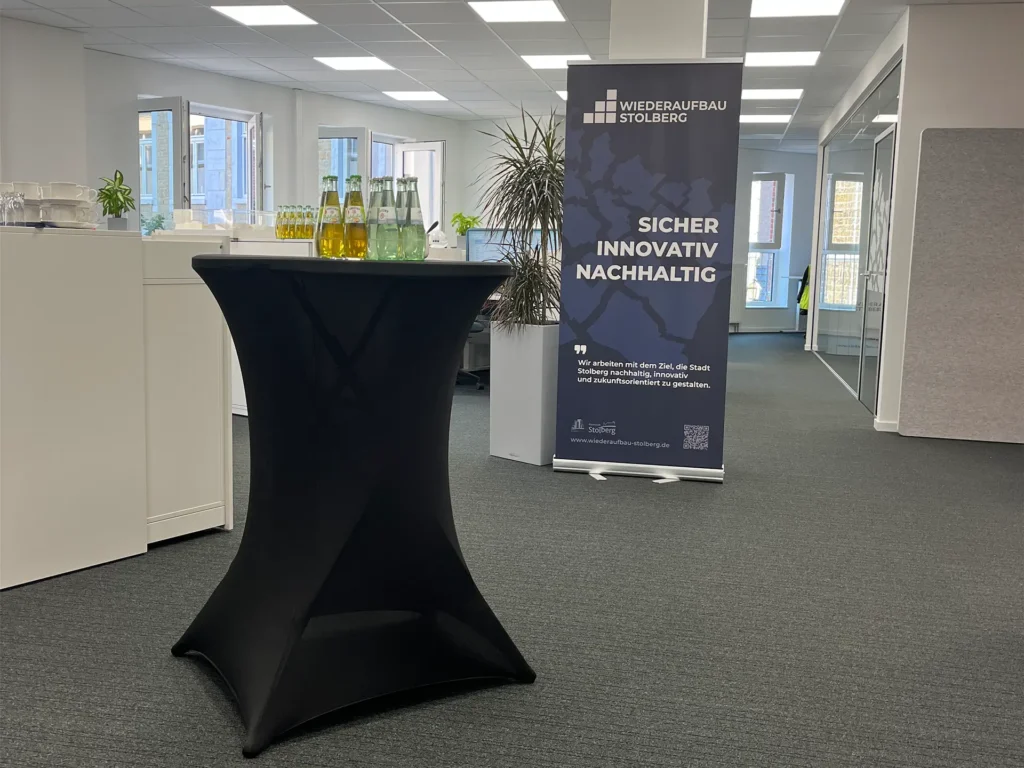Stehtisch mit Getränken beim Treffen Wiederaufbau Stolberg im modernen Büro