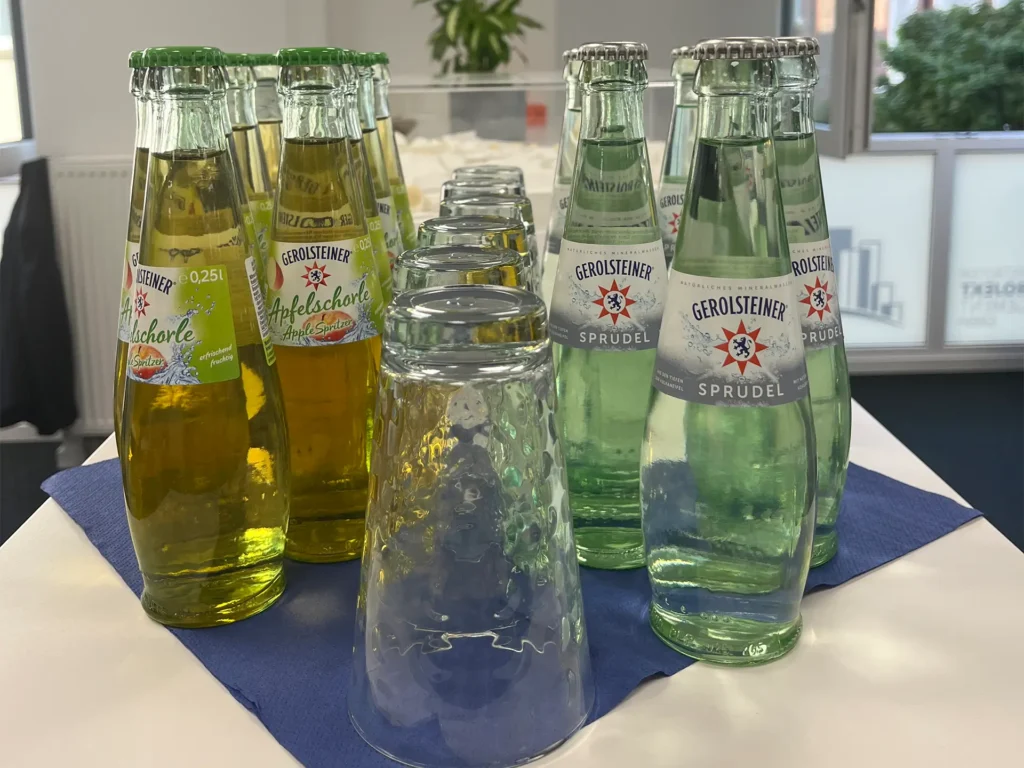 Getränkeauswahl mit Gerolsteiner Mineralwasser und Apfelschorle beim Wiederaufbau Stolberg Austausch