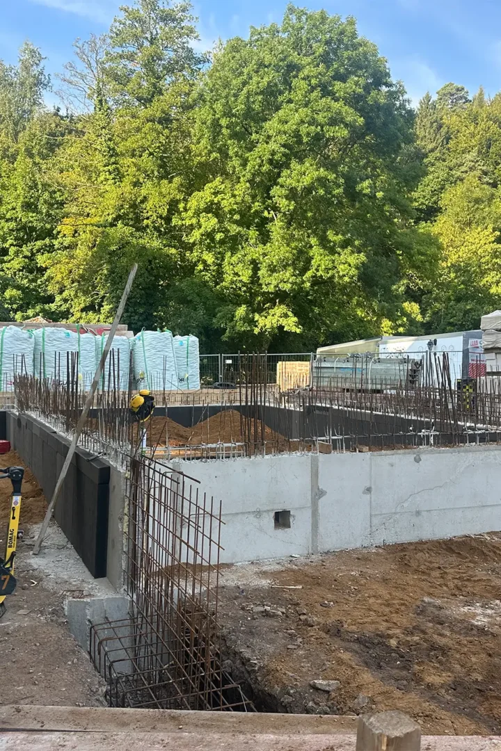 Fundamentbau mit Bewehrungsstahl und Schalungen für den stabilen Untergrund des neuen Gebäudeteils