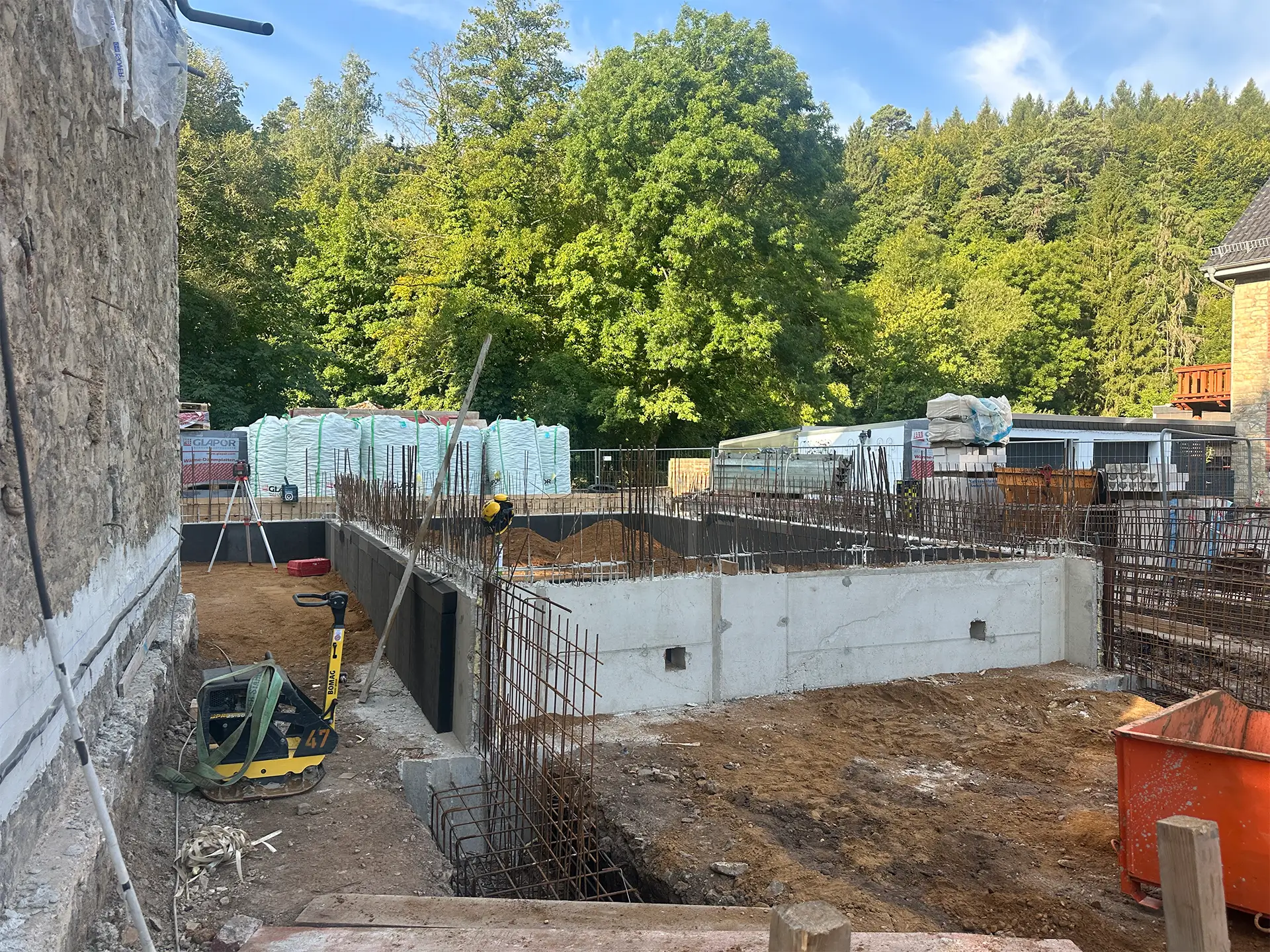 Fundamentbau mit Bewehrungsstahl und Schalungen für den stabilen Untergrund des neuen Gebäudeteils