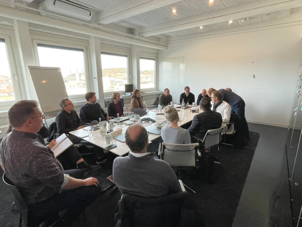 Projektübergreifender Workshop mit Fachplanerinnen und Fachplanern in einem Besprechungsraum zur gemeinsamen Abstimmung von Zielen und Abläufen.
