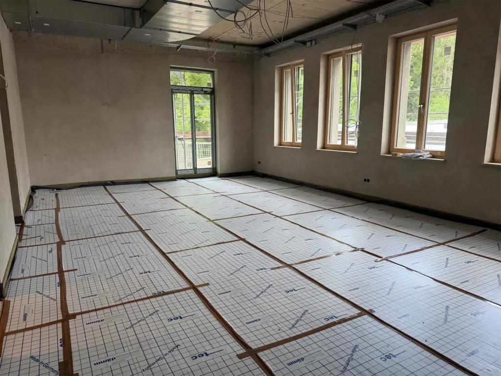 Verlegte Fußbodenheizung in einem zukünftigen Büroraum des Rathauses Stolberg während der Sanierungsarbeiten.