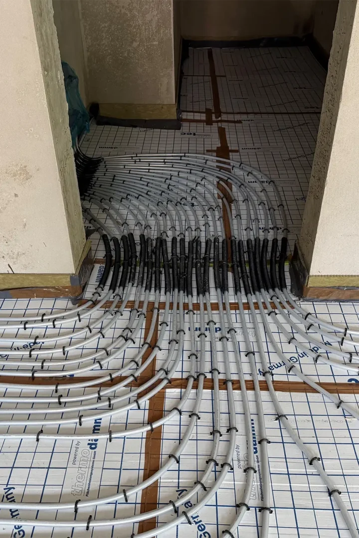 Verlegte Heizungsleitungen der Fußbodenheizung im Flurbereich des Rathauses Stolberg während des Wiederaufbaus.