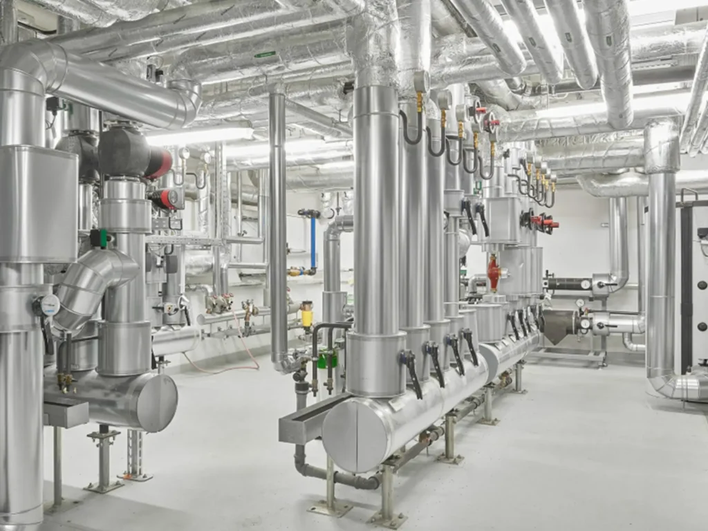 Blick in die moderne Gebäudetechnik des neuen Rathauses Stolberg mit energieeffizienten Heizungs-, Lüftungs- und Versorgungssystemen.