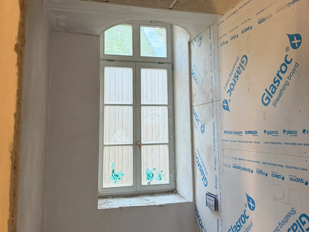 Neu eingesetztes Fenster in der Kita Vicht mit verputzter Laibung und noch unverkleideter Trockenbauwand.