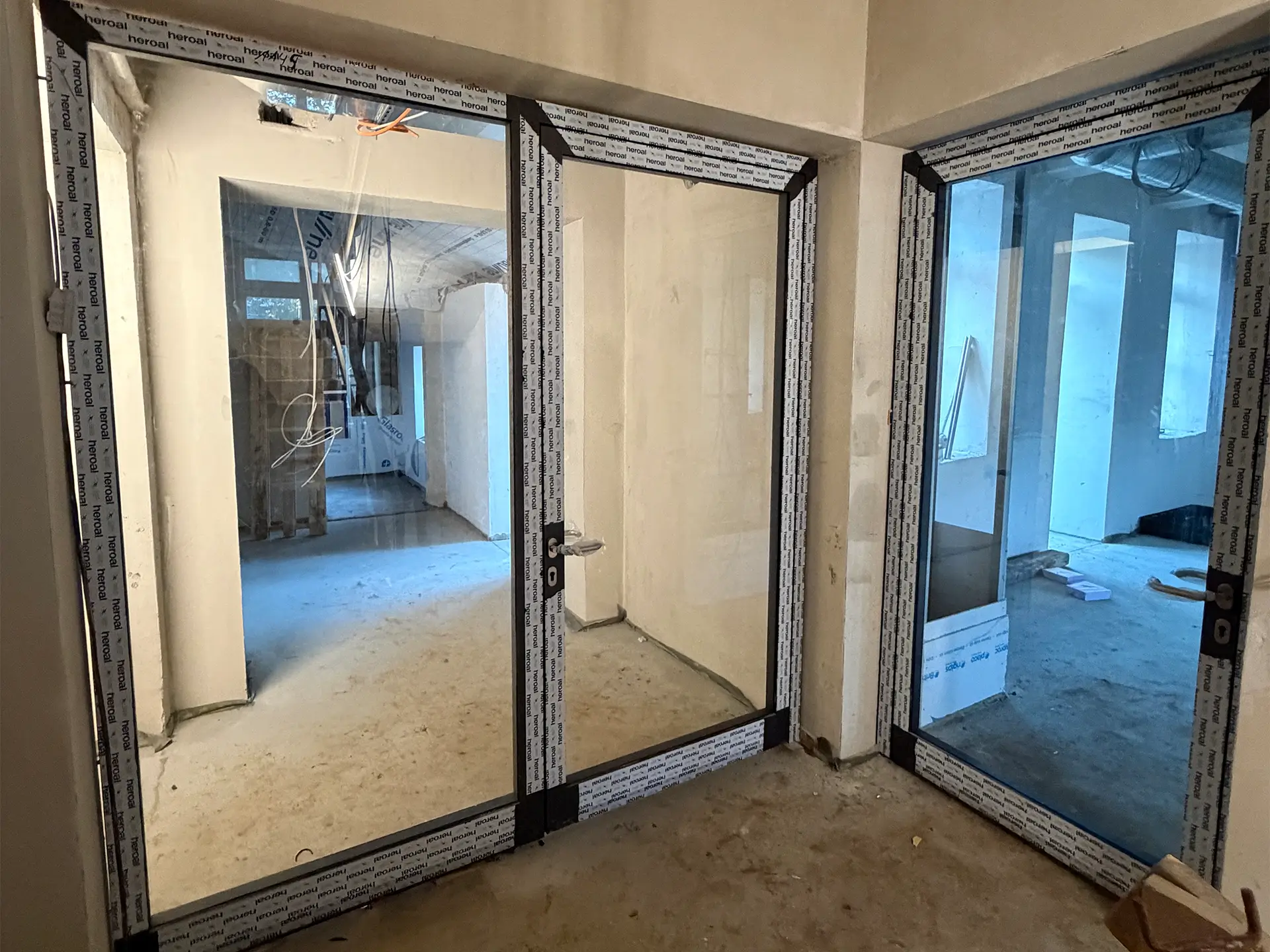 Neu eingebaute Glastüren mit dunklen Rahmen während der Sanierungsarbeiten in der Kita Vicht.